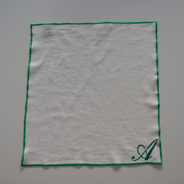 Servilleta de poliéster verde con inicial