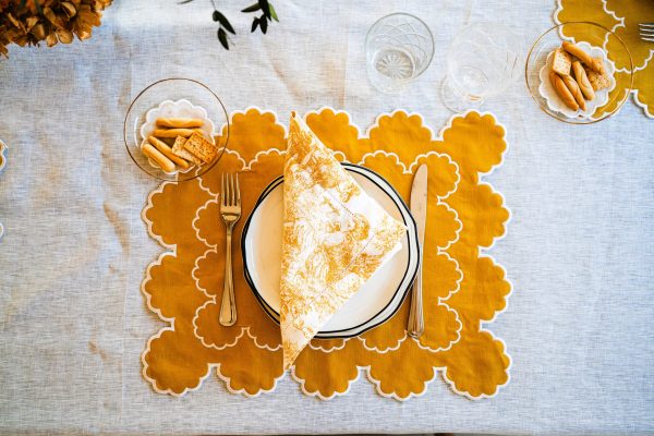 Mantel individual lino doble festón ondas mostaza