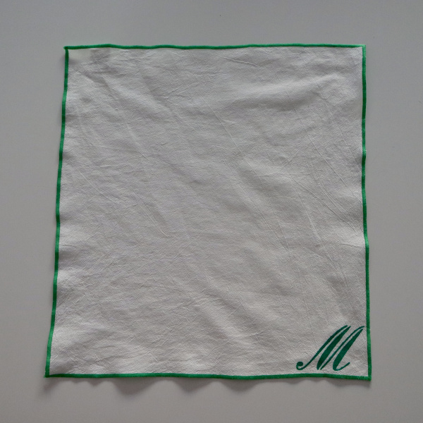 Servilleta de poliéster verde con inicial