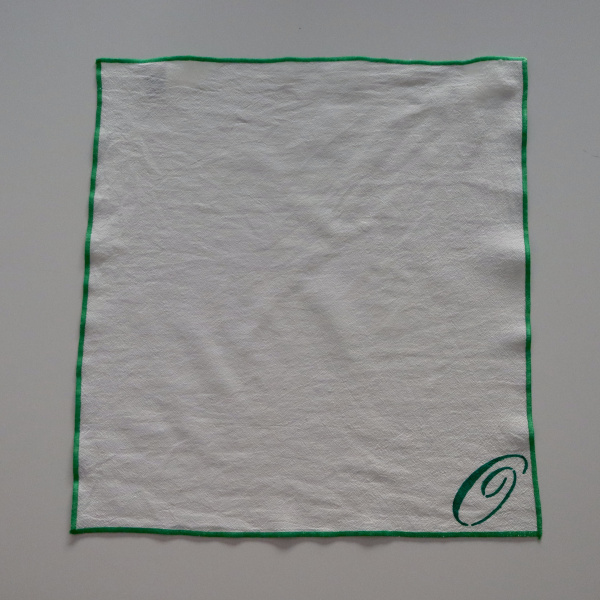 Servilleta de poliéster verde con inicial