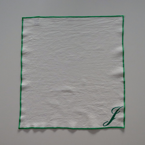 Servilleta de poliéster verde con inicial