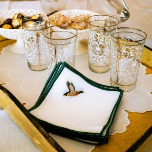 Servilleta de cóctel con ave bordada