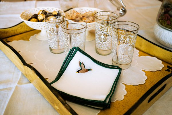 Servilleta de cóctel con ave bordada