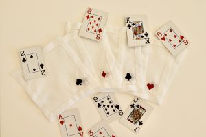 Servilleta de cóctel con motivo de cartas