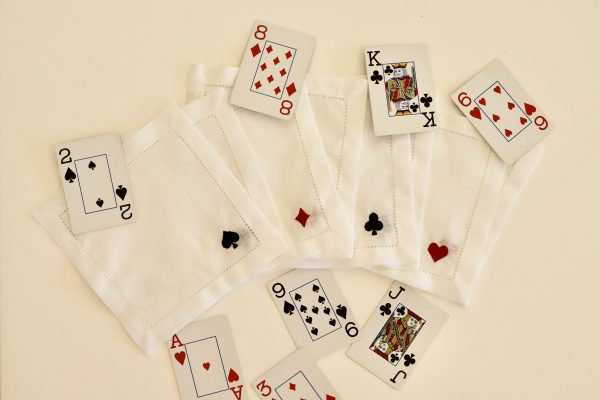 Servilleta de cóctel con motivo de cartas