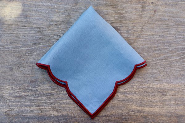 Servilleta lino con ondas acabado en pico